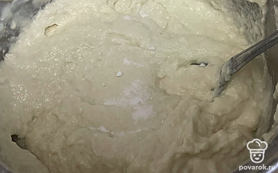 Частями всыпайте муку, перемешайте. Добавьте соду, перемешайте, накройте тесто пленкой и оставьте на 20 минут.