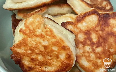 Подавайте оладьи с вареньем, сгущенкой или медом.