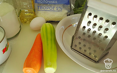 Морковь и кабачок очистите от кожуры.