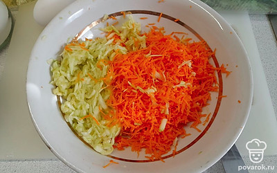 Натрите кабачок на крупной терке, а морковь на мелкой.