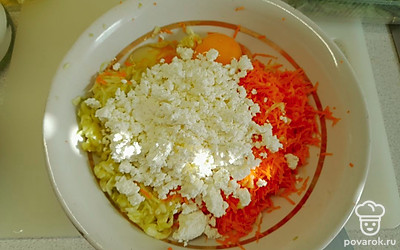 Добавьте к тертым овощам творог, яйцо, муку и соль.