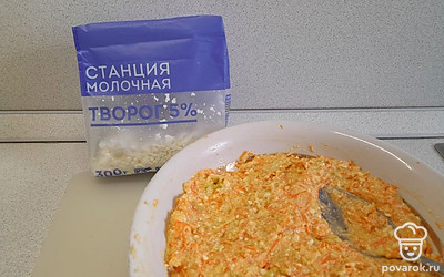 Перемешайте ингредиенты. Получится густое тесто.