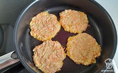 На разогретую сковороду, смазанную растительным маслом, выложите тесто, сформируйте оладьи. Обжарьте с двух сторон до румяной корочки. Из указанного количества ингредиентов получится 8 штук.