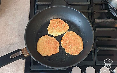 На сковороде разогрейте растительное масло. Столовой ложкой выкладывайте получившееся тесто, формируя оладьи. Обжаривайте с двух сторон на среднем огне до золотистой корочки.