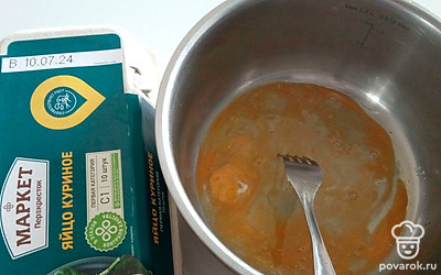 Яйцо взбить с солью и сахаром.