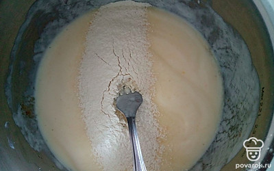К яйцу добавить теплый кефир. Лучше достать его из холодильника заранее. Добавить просеянную муку и хорошо все перемешать.