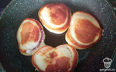 На сковороде разогреть растительное масло. Брать тесто для оладий примерно по 1 столовой ложке. Обжаривать по 1 минуте с каждой стороны до золотистого цвета. Готово!