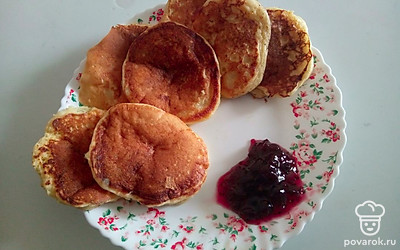 Подавать оладьи теплыми, с вареньем или сгущенкой.