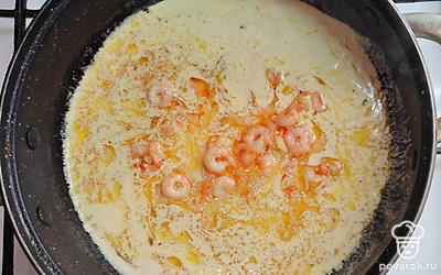 Налейте в сковороду сливки, посолите, добавьте прованские травы. Переложите в сковороду креветки, добавьте чеснок, пропущенный через пресс. К креветкам добавьте натертый сыр. Тушите креветки под крышкой в течение 5 минут. Затем налейте сок лимона и снимите сковороду с огня.