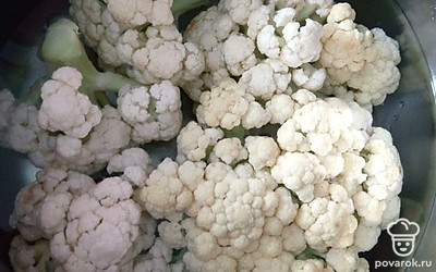 Цветную капусту разобрать на соцветия. Промыть, залить холодной и поставить вариться. Варить 10-15 минут.