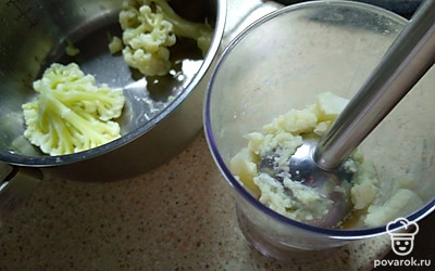 Слить воду с цветной капусты. С помощью блендера сделать пюре.