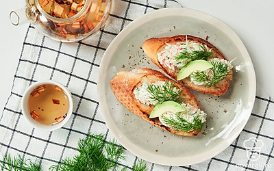 На каждый ломтик багета выложите 1-2 ст. л. начинки. Распределите начинку по всей площади хлеба и посыпьте укропом. Выложите на широкое блюдо или поднос и подавайте к столу.