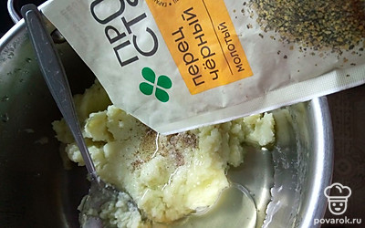 Добавить яйцо, соль и черный молотый перец. Хорошо перемешать.