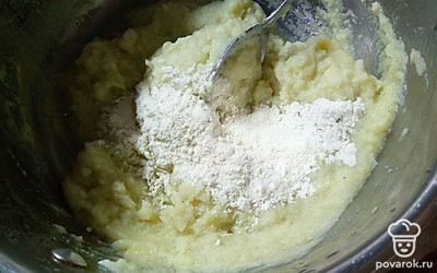 Добавить просеянную муку и еще раз хорошо перемешать.
