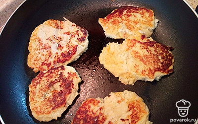 На сковороде разогреть растительное масло, столовой ложкой выложить оладьи. Обжарить до золотистого цвета по 5-7 минут с каждой стороны. Готово!