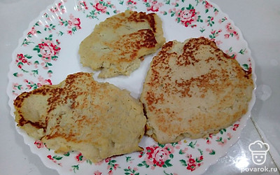 Можно подать с мясным блюдом или сметаной.