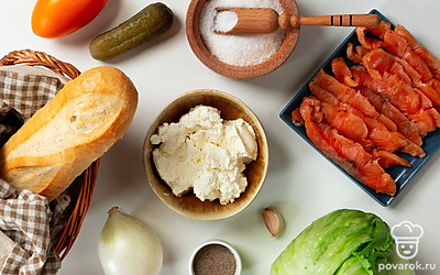 Репчатый лук и чеснок очистите от шелухи, а у помидора вырежьте плодоножку, овощи сполосните. Листовой салат замочите на 10 минут в глубокой емкости с холодной водой, а затем обсушите на бумажных полотенцах. Приготовьте шпажки или длинные зубочистки.