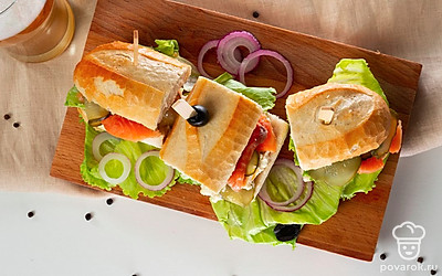 Чтобы закуска из багета и семги не распадалась, проколите ее длинной зубочисткой или шпажкой. Подать багет с семгой можно, выложив его поверх листьев салата.