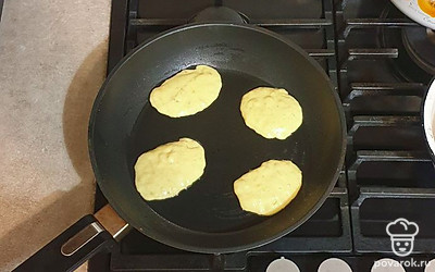 На разогретую сковороду влейте растительное масло. Столовой ложкой выкладывайте тесто, формируя оладьи. Обжаривайте на небольшом огне, по 4-5 минут с каждой стороны.