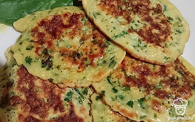 Зеленые оладьи готовы. Можно подать со сметаной. Приятного аппетита. 