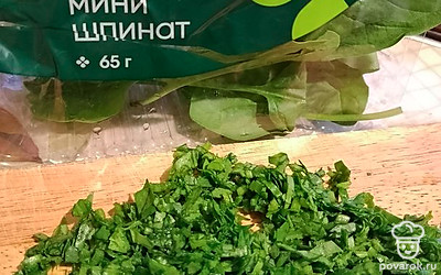 Листья шпината измельчить. 