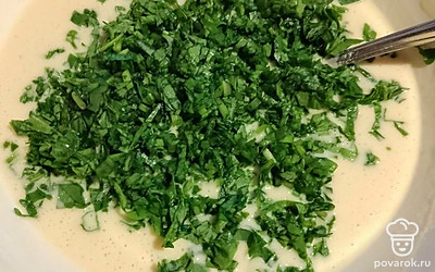 Смешать муку с молоком, добавить яйца, соду и соль, хорошо перемешать. Добавить мелко нарезанный шпинат, тщательно перемешать. 