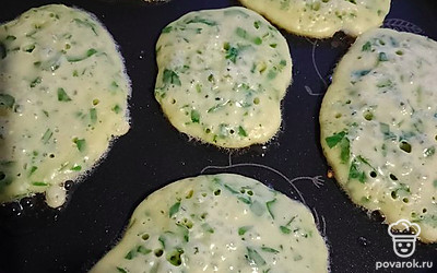 Выпекать на разогретой сковороде (на растительном масле). 