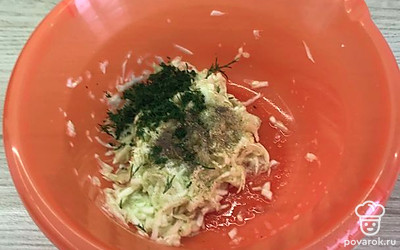 Кабачок натереть на крупной терке. Отжать. Посолить, поперчить, добавить мелко нарезанную зелень.