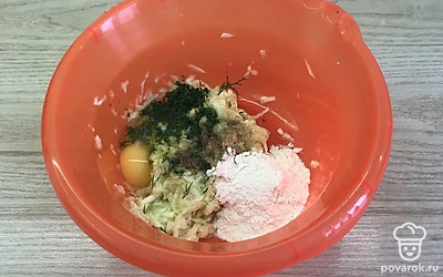 Добавить муку и яйцо. Хорошо перемешать.