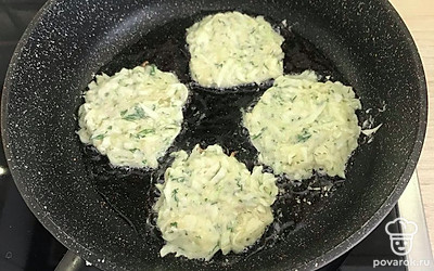 Обжаривать на растительном масле на умеренном огне до золотистого цвета и полной готовности.