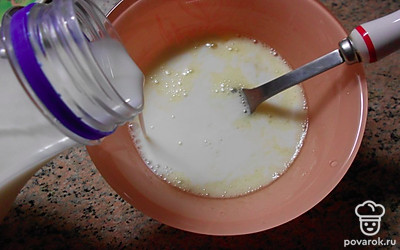 Влить 120 миллилитров молока, размешать.