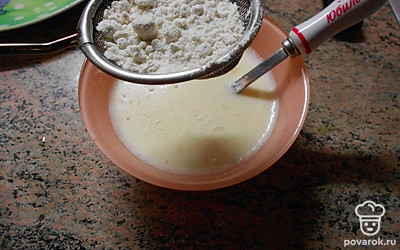 Добавить 3 столовых ложки просеянной муки.