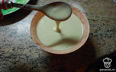 Хорошо размешать тесто, чтобы не было комочков. Вот так должно выглядеть тесто. Оно у меня жидкое, а не густое. Не забиваю тесто мукой!