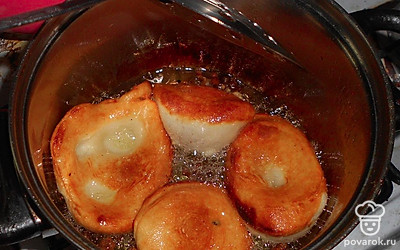 Жарю на большом количестве масла на среднем огне. Вынимаю шумовкой, чтобы стек весь жир. Оладьи такие пышные только во время жарки. Потом они осядут и станут плоскими.