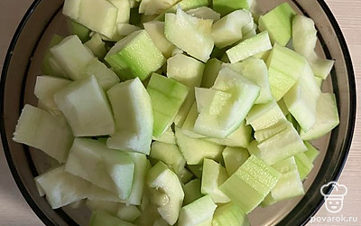 Очищенный кабачок нарежьте небольшими кубиками.