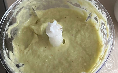 Пробейте блендером до однородной массы нарезанные кабачки, чеснок, яйцо, муку и соль по вкусу.