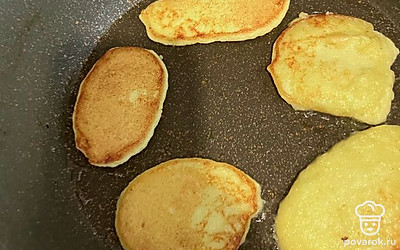 Разогрейте сковороду, налейте масло. Ложкой сформируйте оладьи и выложите на сковороду. Жарьте с обеих сторон до золотистой корочки.