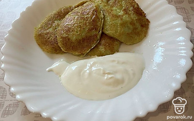 Оладьи готовы. Подавайте на стол со сметаной или соусом.