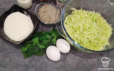 Кабачки помойте в холодной воде. Очистите от кожуры и натрите на крупной терке.