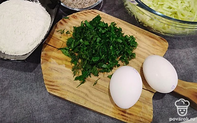 Укроп и петрушку промойте в холодной воде. Обсушите сухим полотенцем и мелко нарежьте.