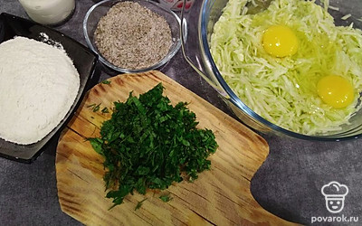 Разбейте 2 яйца в миску с натертыми кабачками.