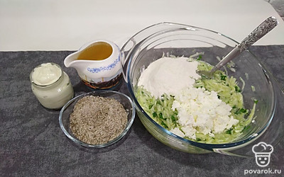 Далее к кабачкам добавьте чайную ложку адыгейской соли, творожный сыр и муку.