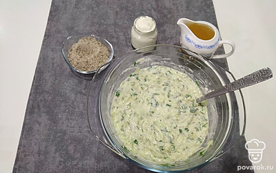 Очень хорошо перемешайте содержимое миски. Должно получиться тесто по консистенции как на оладьи на кефире.