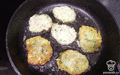 В разогретую сковороду налейте растительное масло. Столовой ложкой выкладывайте тесто, формируя одинаковые кружочки. Жарьте с двух сторон до золотистого цвета.