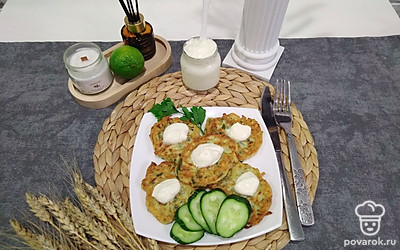 Готовые оладушки выложите на тарелку. Украсьте петрушкой, свежим огурцом и подавайте со сметаной. Приятного аппетита!