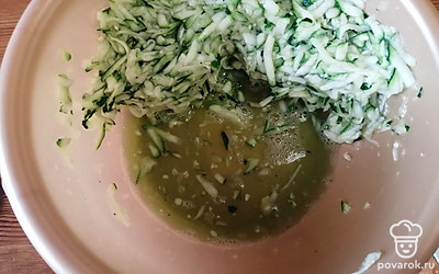 Когда кабачки дадут сок, хорошо их отожмите от лишней жидкости. 