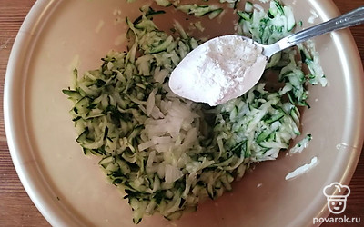 Добавьте 2 столовых ложки муки и разрыхлитель теста. 