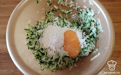 Вбейте 1 куриное яйцо или 2 желтка. Хорошо перемешайте. 