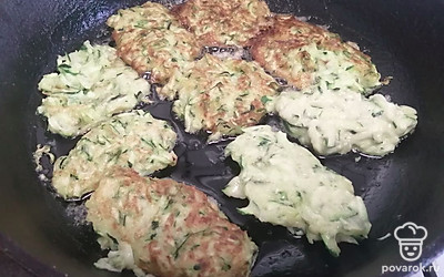 Выкладывайте оладушки на хорошо разогретую сковороду. Жарьте с двух сторон по 7 минут. 