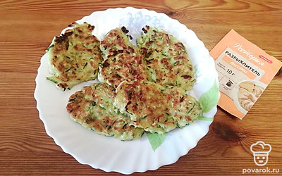 Готовые оладьи выложите на тарелку. 